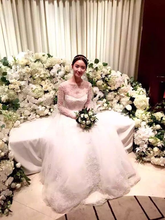 Chiều 8/11, hôn lễ nữ ca sĩ, diễn viên 23 tuổi Han Groo diễn ra trong không khí thân mật, riêng tư tại khách sạn Grand Hyatt Seoul (Hàn Quốc). Trong bộ váy trắng tinh khôi, người đẹp Hôn nhân không hẹn hò rạng rỡ trước giờ làm lễ.