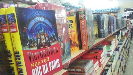 Sách dịch nhiều thể loại tràn ngập. Ảnh: Sơn Phú
