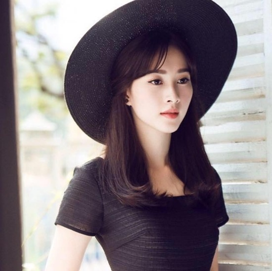 Với vẻ xinh đẹp dịu dàng mong manh và trong sáng, Đặng Thu Thảo được mệnh danh là Hoa hậu của các Hoa hậu. 