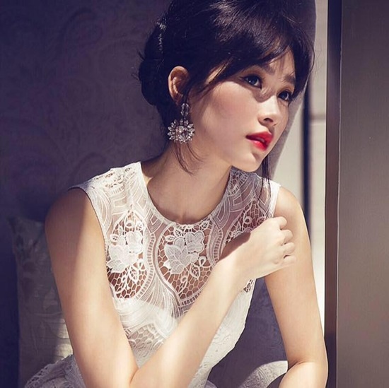 Ở góc chụp này, Hoa hậu Việt Nam 2012 không chỉ sở hữu vẻ đẹp mong manh mà còn mang chút bí ấn, hút hồn đến quyến rũ.