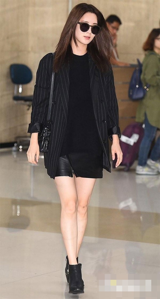 Khi mặc bộ đen bên trong, bạn chỉ cần mix thêm chiếc áo blazer kẻ sọc tối màu  bên ngoài giống Seohyun sẽ mang đến vẻ ngoài lịch sự và hấp dẫn.