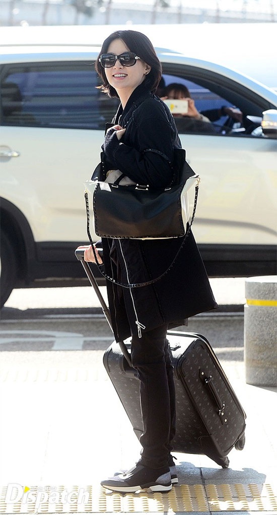 Lee Young Ae trẻ như ngoài 30 dù đã 44 tuổi khi xuất hiện tại sân bay.