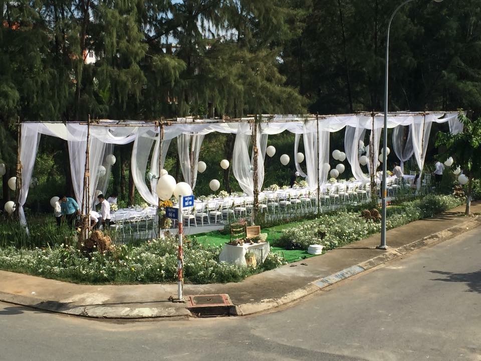 Ngày 06/11 vừa qua, những hình ảnh trong lễ đính hôn của Phan Như Thảo với doanh nhân Đức An được hé lộ khiến công chúng không khỏi bất ngờ. Khung cảnh buổi tiệc được trang hoàng với game màu trắng