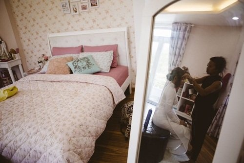 Qua hình ảnh cho thấy, không gian tổ chức buổi lễ của Phan Như Thảo và đại gia Đức An được trang hoàng chủ yếu với gam màu trắng. Cô dâu Như Thảo trang điểm chuẩn bị cho ngày trọng đại