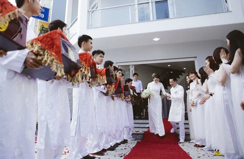 Chú rể Đức An hạnh phúc đón vợ trước sự chứng kiến của hai bên gia đình