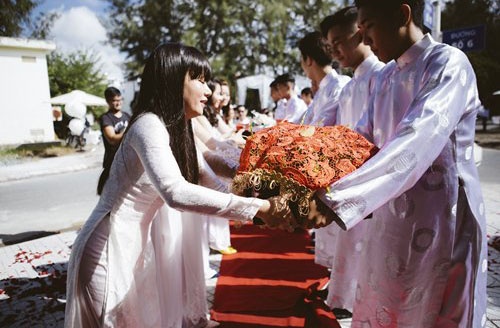 Đội bê tráp của nhà trai và nhà gái trao sính lễ