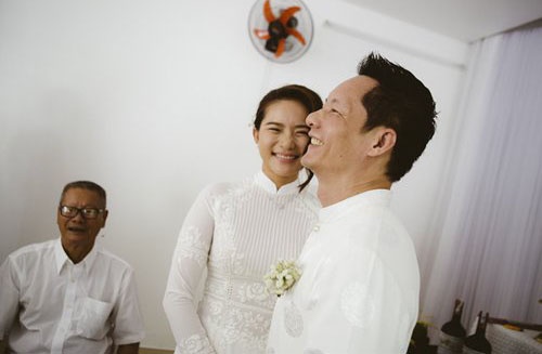 Cô dâu, chú rể cười rạng rỡ hạnh phúc bên nhau