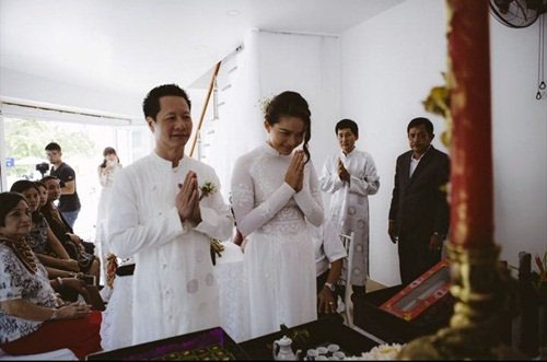 Cặp đôi làm lễ gia tiên