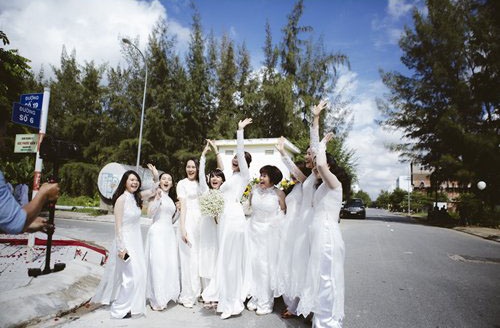 Phan Như Thảo tinh nghịch vui đùa chụp ảnh lưu niệm bên các phù dâu