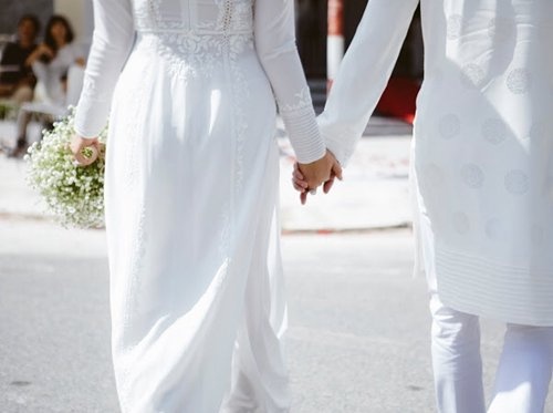 Cặp đôi nắm tay hạnh phúc bên nhau