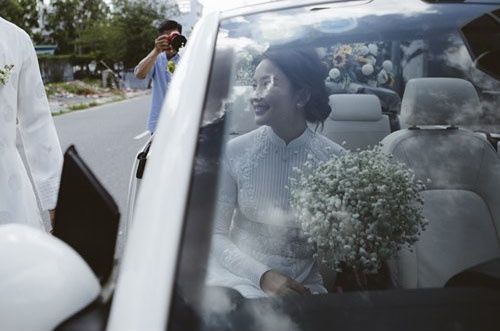 Cô dâu lên xe về nhà chồng