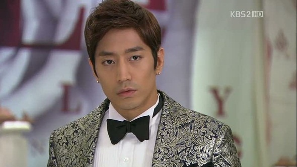 Sau khi xuất ngũ, mỹ nam Eric lựa chọn Spy Myungwol là tác phẩm đánh dấu sự tái ngộ khán giả màn ảnh nhỏ. Thật không ngờ, tác phẩm này trở thành “ác mộng” trong sự nghiệp của anh. Không chỉ ghi nhận rating thấp, Spy Myungwol còn có scandal nữ chính Han Ye Seul bỏ quay phim giữa chừng. Chính điều này ảnh hưởng đến cả đoàn phim, khiến kịch bản phải chỉnh sửa rất nhiều và thời lượng phim cũng bị cắt giảm bớt 2 tập.