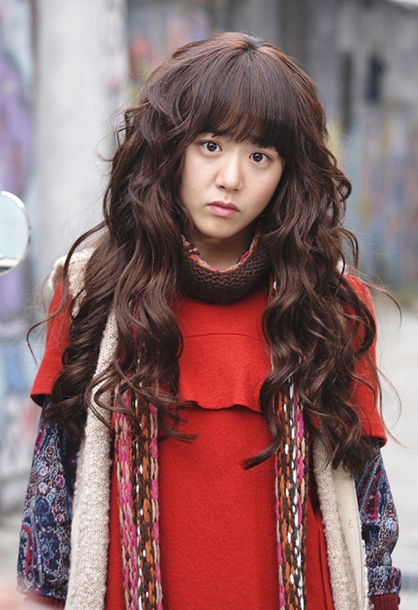 Đóng phim từ khi còn bé, Moon Geun Young luôn được khán giả đánh giá cao về khả năng diễn xuất. Cô từng gặt hái nhiều thành công với những bộ phim đình đám như Họa sĩ gió, Chị gái Lọ Lem…
