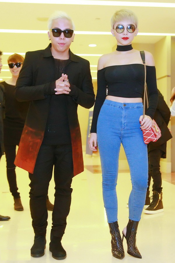 Mới đây nhất, trong buổi họp báo Monsoon Festival đầu tháng 10, giọng ca Ngày mai diện crop top dài tay gợi cảm, còn bạn trai tin đồn mặc diện trang phục đen bí ẩn, ngoài ra họ còn có điểm chung ở màu tóc nhuộm vàng