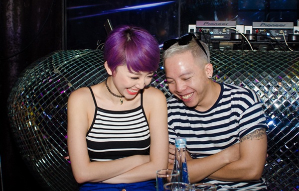 Những hình ảnh Tóc Tiên và DJ Hoàng Touliver tình tứ trên phố từng bị ghi lại nhưng cả hai chỉ khẳng định là cộng sự trong âm nhạc. Trong khoảng thời gian sôi sục tin đồn hẹn hò, bộ đôi team The Remix tham dự một vài sự kiện âm nhạc với set trang phục có nhiều điểm tương đồng. Trong buổi họp fan ở Hà Nội hồi tháng 5, Tóc Tiên và DJ cá tính mặc áo kẻ ngang đen – trắng.