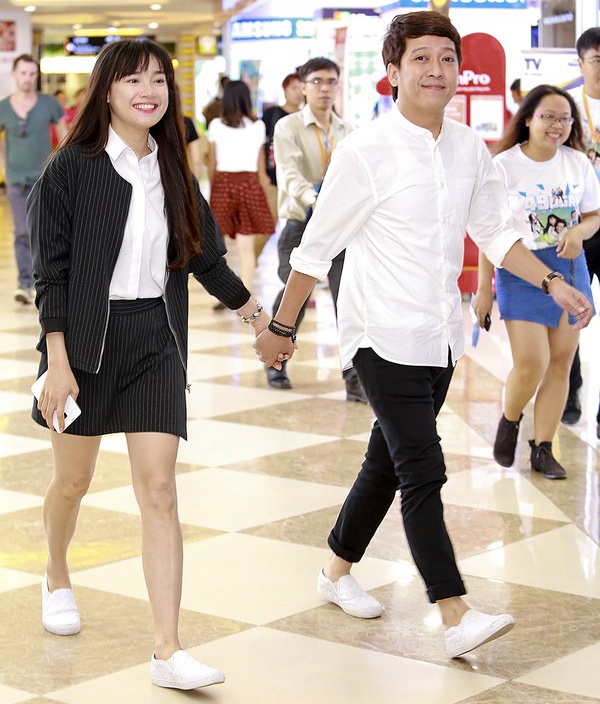 Cuối tháng 8, đôi tình nhân màn ảnh Nhã Phương – danh hài Trường Giang khiến công chúng bất ngờ khi bị bắt gặp tình tứ sau khi tham dự buổi công chiếu bộ phim 49 ngày. Ngay ngày hôm sau, tại một sự kiện của 49 ngày, 2 diễn viên công khai nắm tay và có những hành động thân mật như cặp đôi thực sự. 