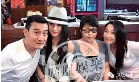 Lương Gia Huy bên vợ và hai con gái.