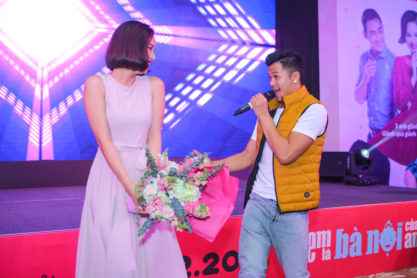 Trọng Hiếu có tiết mục biểu diễn. Anh vừa hát vừa nhảy cuồng nhiệt trên sân khấu, Nam ca sĩ mời Miu Lê minh họa cho tiết mục của mình thêm phần sinh động.