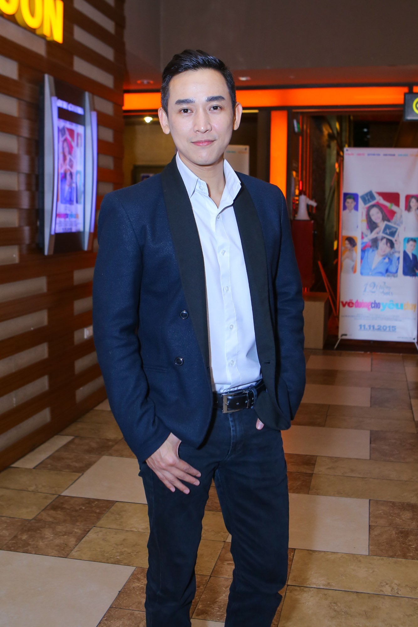 Hứa Vĩ Văn ăn vận lĩnh lãm, một mình đến thưởng thức phim điện ảnh lấy đề tài chiêm tinh và 12 chòm sao.