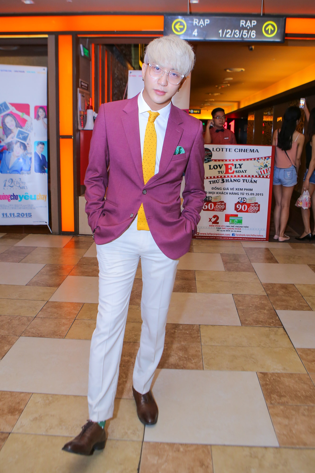 B Trần trẻ trung với áo vest được phối theo phong cách color block. Trong phim, B Trần sẽ vào vai Huy, một anh chàng đào hoa gặp nhiều rắc rối trong chuyện tình yêu, phải đối phó cùng lúc với hai cô gái xinh đẹp là Jun Vũ (vai My) và Quỳnh Chi (vai Chi).