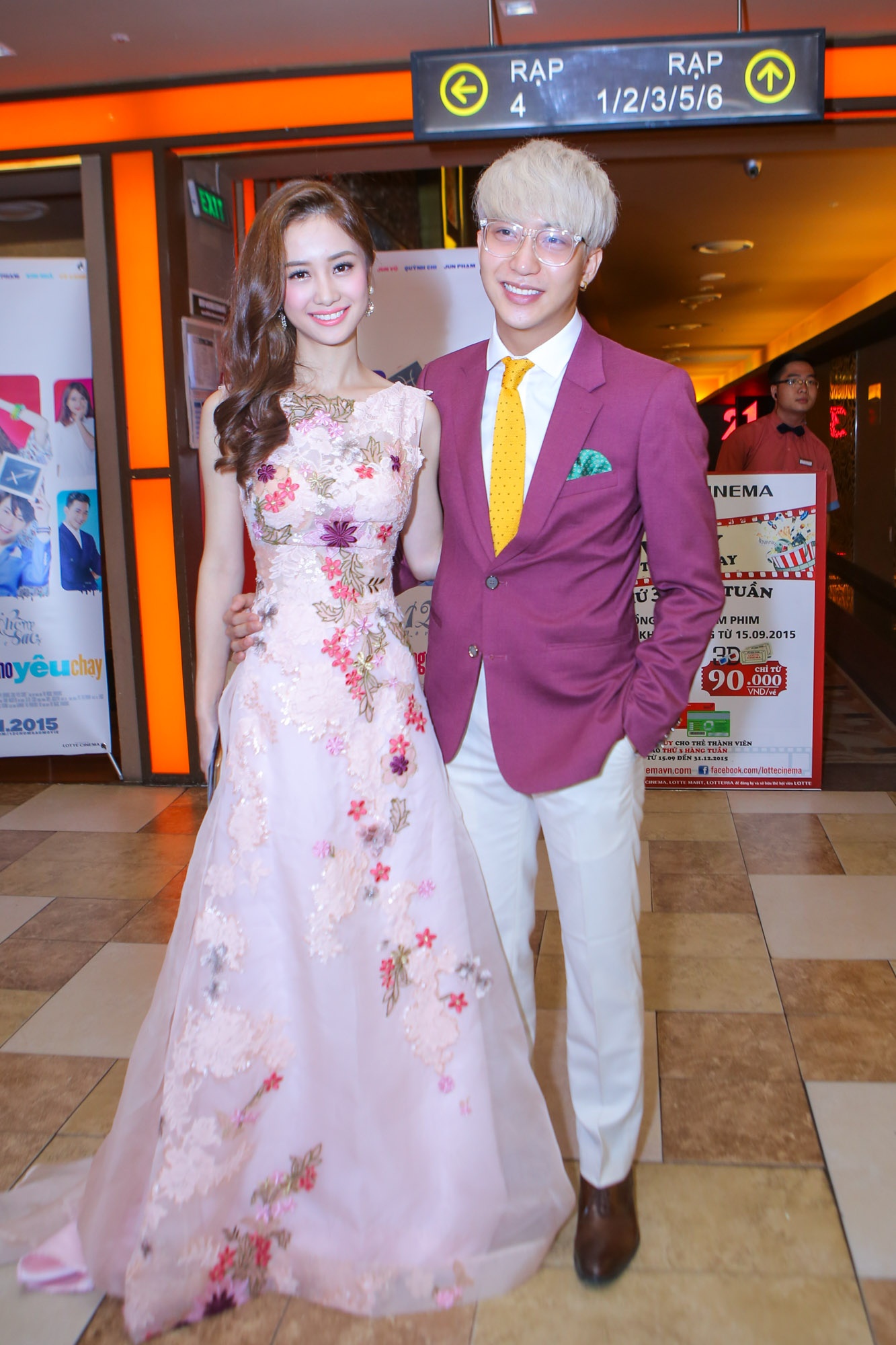 Jun Vũ chụp ảnh kỷ niệm cùng bạn diễn B Trần. Cô là