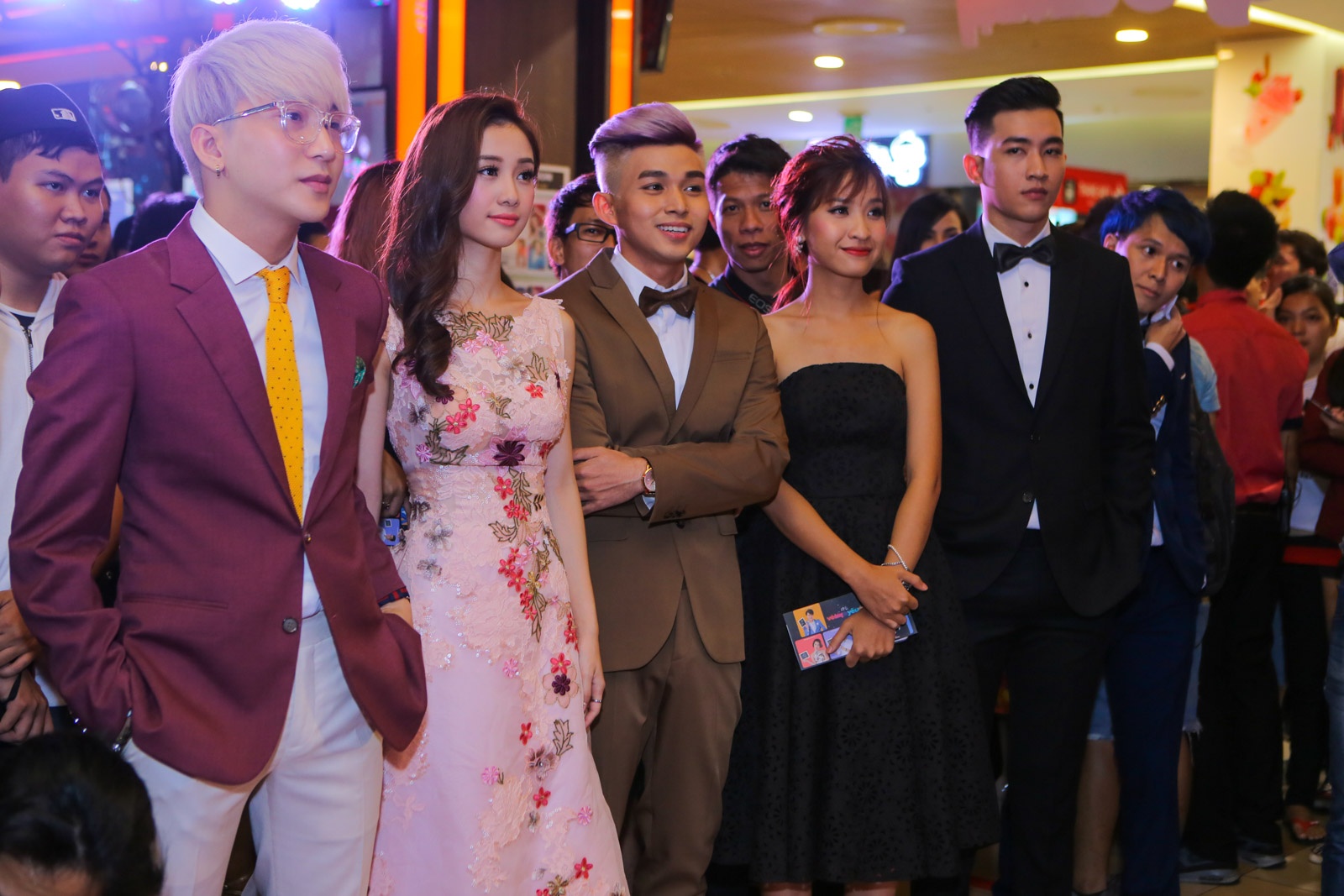 Tối 9/11, đạo diễn Vũ Ngọc Phượng và các diễn viên B Trần, Jun Phạm, Quỳnh Chi, Kim Nhã... đã tham dự buổi ra mắt phim.