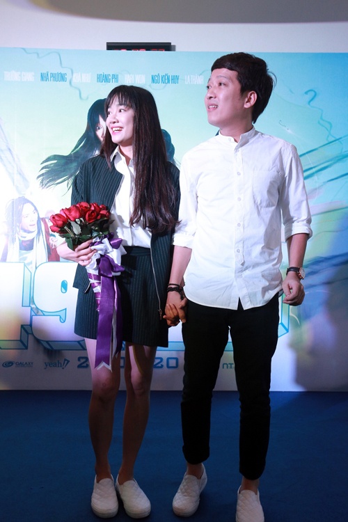  Không chỉ là nắm tay, nhìn nhau trìu mến, gu thời trang ton sur ton của họ cũng củng cố thêm nghi vấn tình cảm. Trong buổi công chiếu phim, trang phục của Trường Giang và Nhã Phương cùng có gam màu trắng chủ đạo với áo sơ mi và giày slip on đôi ăn ý. 