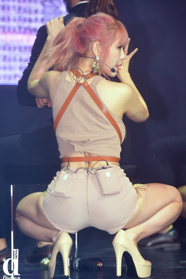 Nhắc đến sexy, không thể bỏ qua Hyosung. Cả trang phục lẫn vũ đạo của cô nàng đều gây nóng mắt cho người xem.