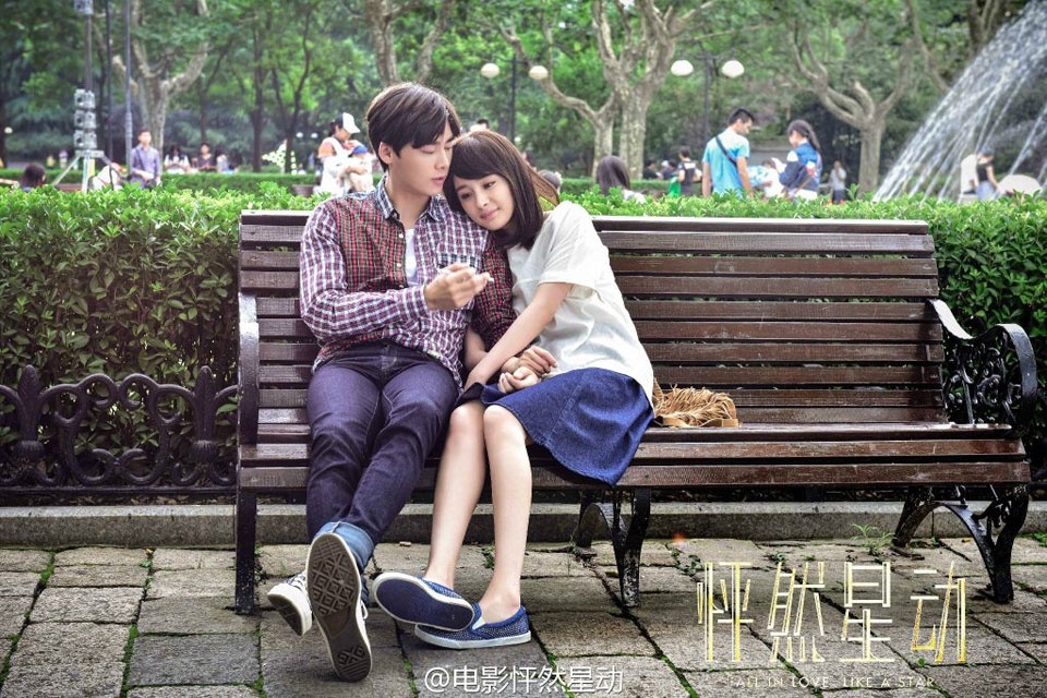 Sau cơn sốt Cổ kiếm kỳ đàm vào năm ngoái, cặp đôi Lý Dịch Phong - Dương Mịch lại có dịp tái ngộ nhau trong phim điện ảnh Phanh nhiên tinh động. Khác với câu chuyện tình yêu mang đậm chất liêu trai, ma mị trong tác phẩm trước, lần này cả hai sẽ có chuyện tình showbiz hiện đại, đầy ngọt ngào nhưng cũng nhiều trắc trở.