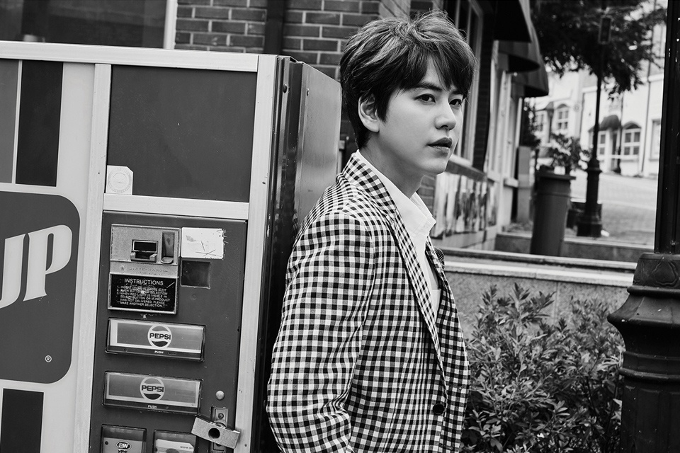 Kyu Hyun (Super Junior) từng tặng gia đình hẳn một tòa nhà 8 tầng trị giá 7,3 tỉ won. Bên cạnh đó, nam ca sĩ cũng dùng danh tiếng của mình để thu hút học viên cho trung tâm dạy ngoại ngữ của bố.