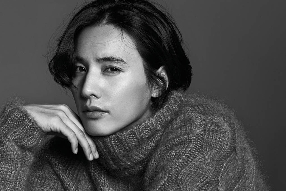 Won Bin không chỉ là thần tượng tài năng của Kbiz mà còn là người con hiếu thảo trong gia đình. Sau khi thành danh, anh mua căn nhà Route House - từng giành giải thưởng về kiến trúc năm 2008 - tặng cha mẹ.