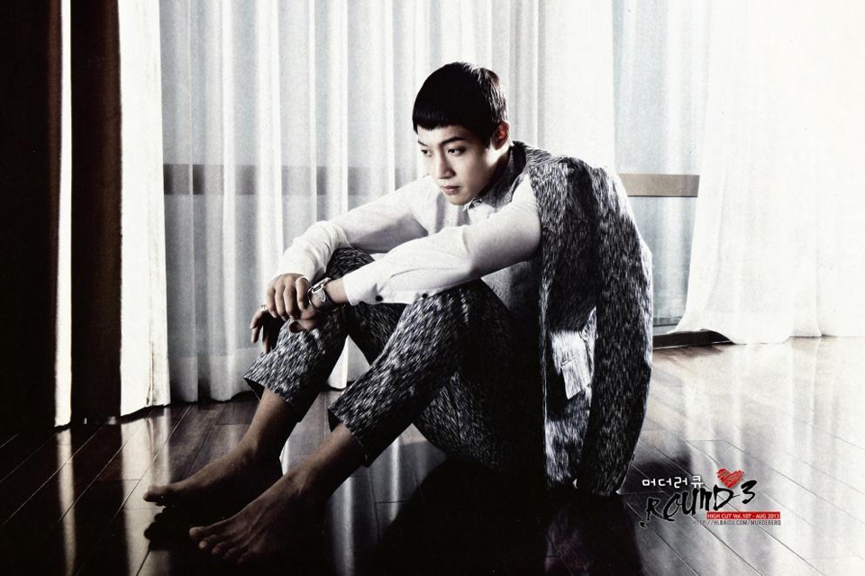 Kim Hyun Joong từng giúp bố mẹ một cửa hàng kinh doanh thịt gà cho bố mẹ
