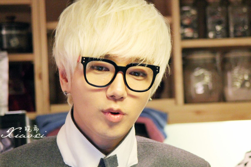 Năm 2012, Yesung (Super Junior) đã giúp bố thực hiện được ước mơ trở thành ông chủ. Anh đầu tư 190 triệu won để mở cửa hàng kính mắt ở khu trung tâm thương mại Myeongdong, Seoul.