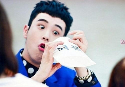 Sao Han bat ngo vi nhung qua tang doc tu nguoi ham mo hinh anh