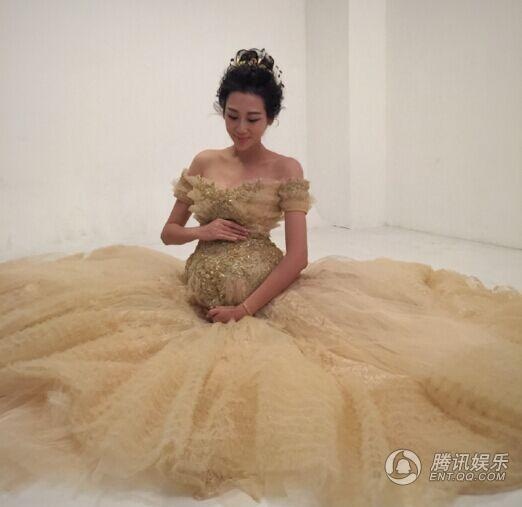 Dù mang bầu ở những tháng cuối, Tưởng Lệ Sa vẫn đẹp và gợi cảm.