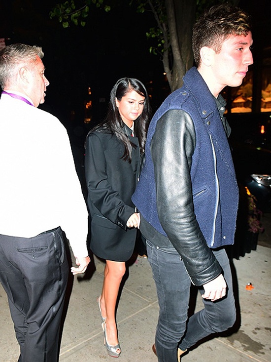 Sau sự kiện, Selena được Samuel dắt tay ra về. Cả hai ghé đến nhà hàng Cipriani cùng với một người bạn khác. 