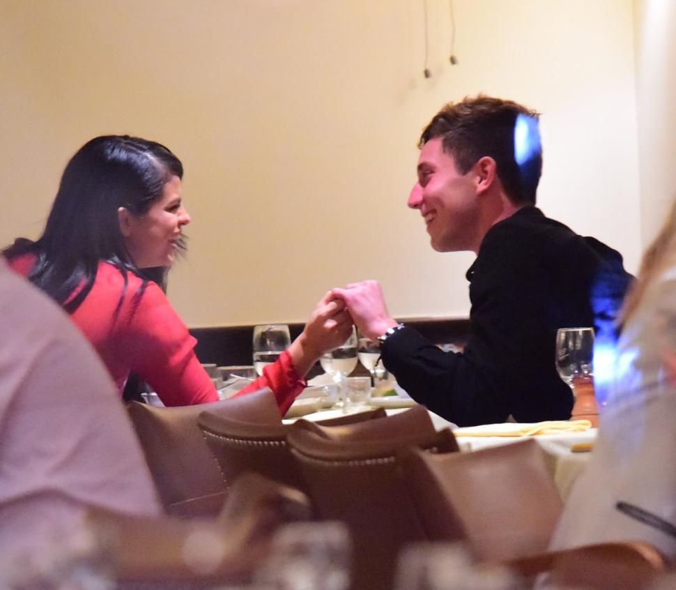 Theo cánh săn ảnh, Selena và chàng trai mới liên tục nắm tay nhau trong bữa tối, cả hai liên tục cười đùa vui vẻ. 