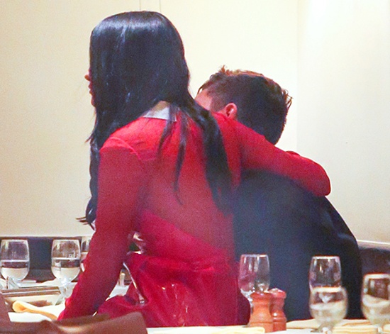 Nữ ca sĩ Good For You không ngại ngồi lên lòng trai mới. Theo lý lịch trên trang cá nhân, Samuel Krost là cử nhân khoa kinh doanh trường đại học New York, anh từng làm việc cho nhãn hàng thời trang Helmut Lang và Onia. Tại bữa tiệc Halloween cuối tháng 10, Samuel cùng đến dự với chị em người mẫu Gigi. 