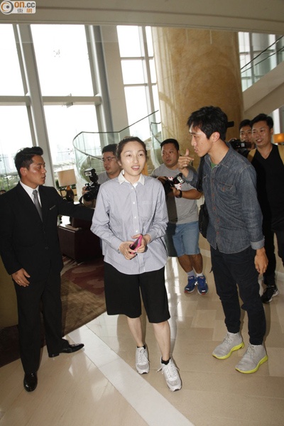 Cũng lúc này, vợ anh - Trần Anh Tuyết cũng có mặt tại khách sạn Bốn Mùa. Cô từ chối tiết lộ về lịch trình hôn lễ.