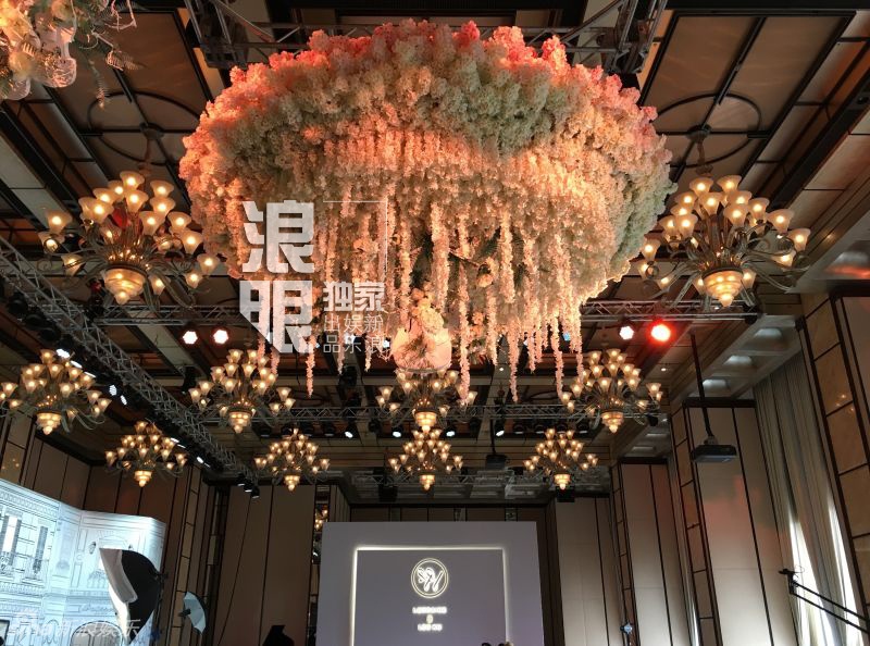 Không gian cưới được đánh giá sang trọng nhưng ấm áp.