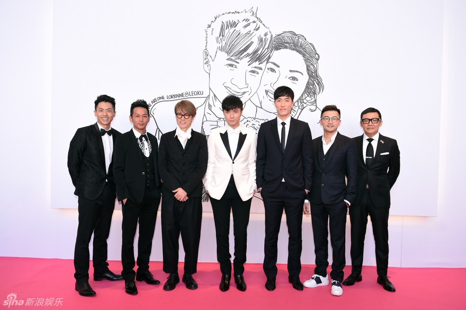 Trước giờ hôn lễ, Cổ Cự Cơ chụp ảnh cùng dàn phù rể nổi tiếng: Ngô Gia Nhạc, Hoàng Tử Hoa, Lưu Tường, Tô Hữu Bằng và Lôi Tụng Đức.