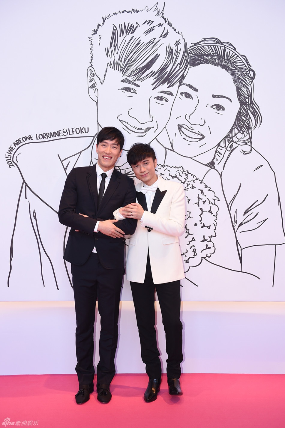 Cổ Cự Cơ tạo dáng bên vận động viên - bạn thân Lưu Tường.