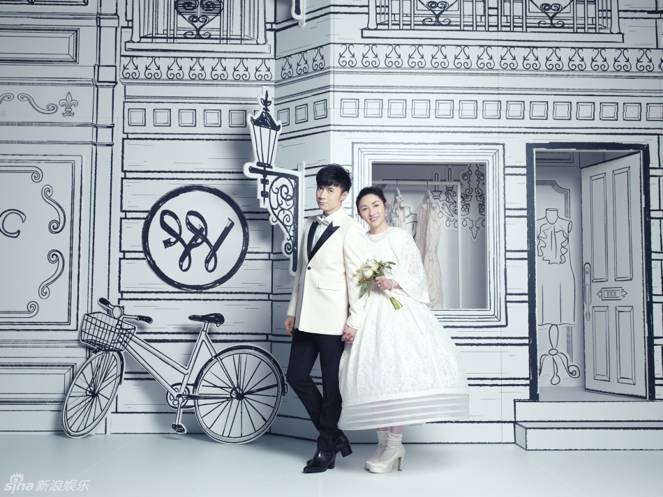 Cổ Cự Cơ và Trần Anh Tuyết bên nhau gần 20 năm. Họ đăng ký kết hôn tại Mỹ vào năm 2014 và quyết định tổ chức lễ cưới vào ngày 11/11.