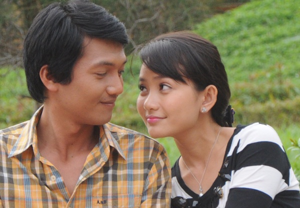 Trải qua nhiều đau khổ với cuộc hôn nhân không tình yêu. Cuối cùng, Vy cũng tìm được hạnh phúc thực sự bên Đông(Quang Tuấn đóng) - chàng trai giỏi võ nghệ, làm công nhân trong nông trường cao su. Cặp đôi có khá nhiều cảnh tình tứ khi đóng cặp trên màn ảnh nhỏ.Ảnh: ĐPCC.