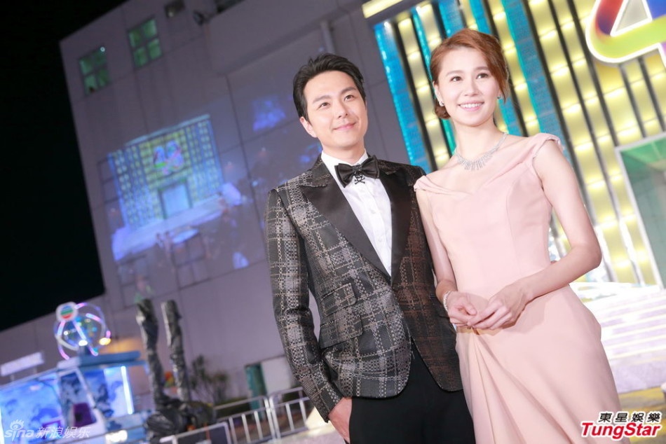 Tiêu Chính Nam và Huỳnh Thúy Như tạo dáng bên nhau.