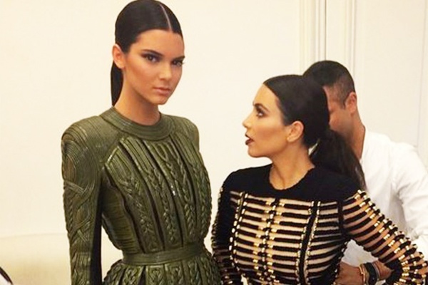 Kendall Jenner cam 3 chi gai den xem show noi y hinh anh