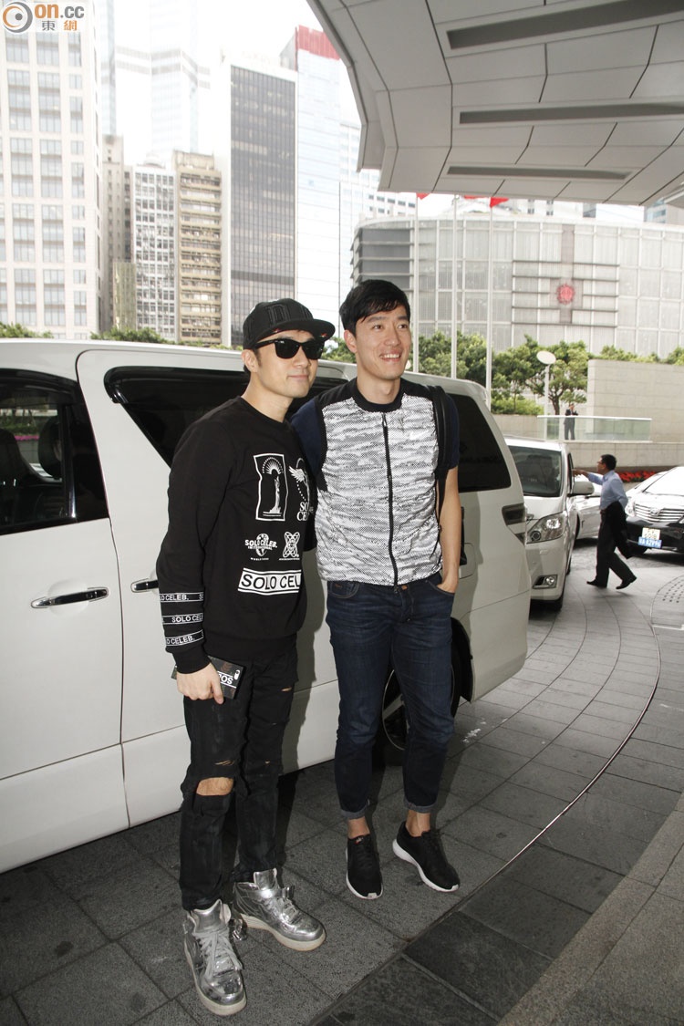 Khi xuống xe, Cổ Cự Cơ vui vẻ khi nhìn thấy phóng viên.