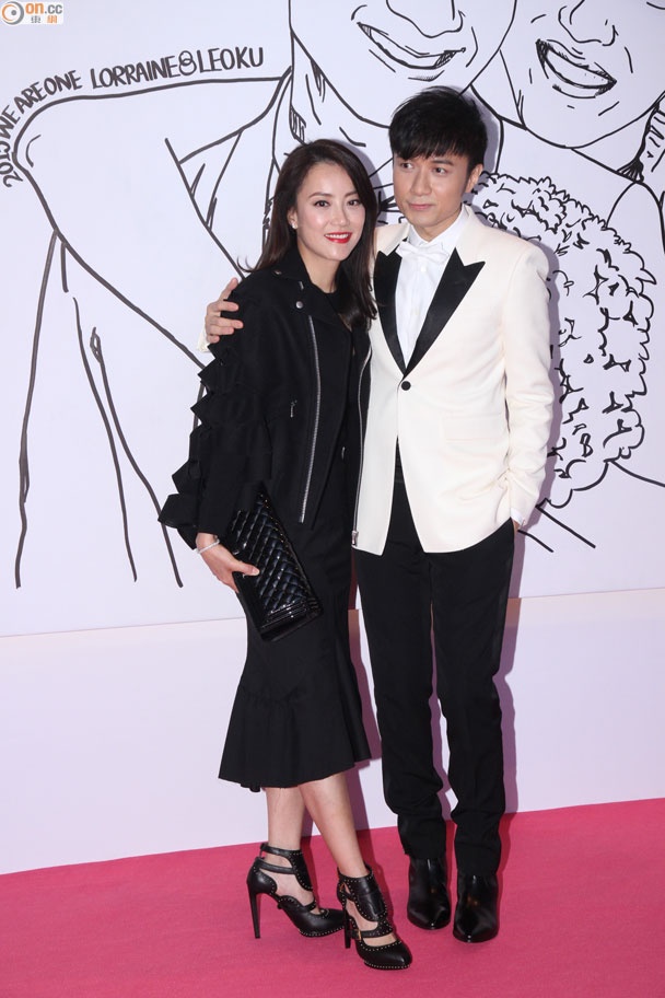 Anh chụp ảnh cùng quản lý cấp cao Hoắc Vấn Hy.