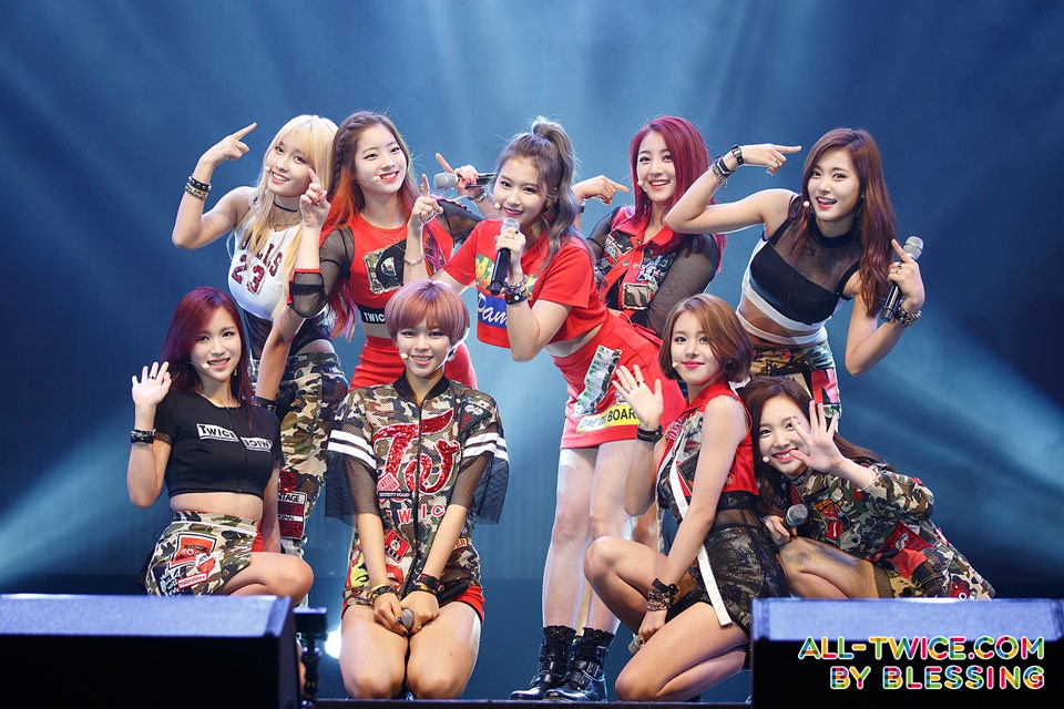 Twice: Twice là nhóm nữ tân binh mới được JYP tự hào có thể tiếp bước đàn chị Wonder Girls và Miss A. Từ trước đó, Twice đã sở hữu số lượng fan hùng hậu nhờ vào show Sixteen, thậm chí sau khi ra mắt, hình ảnh 9 cô nàng của nhóm phủ sóng khắp các mặt báo nhờ vào ngoại hình vô cùng xinh đẹp đồng đều.