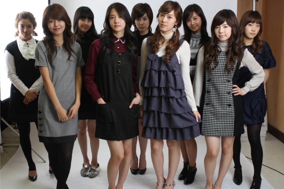 Hình tượng của SNSD đóng một vai trò quan trọng trong quá trình nổi tiếng của nhóm. Trong những năm đầu hoạt động, nhóm gần như không trang điểm và ăn mặc có phần đơn giản.
